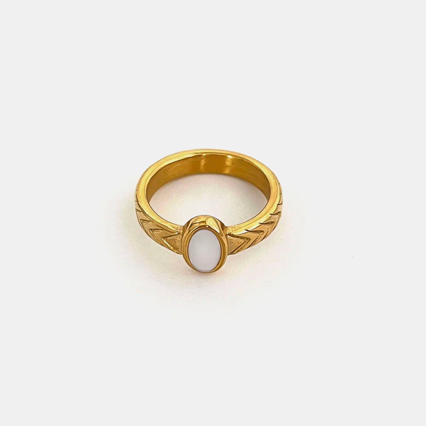 Anel com Madrepérola em Formas Orgânicas e Banho Ouro 18K