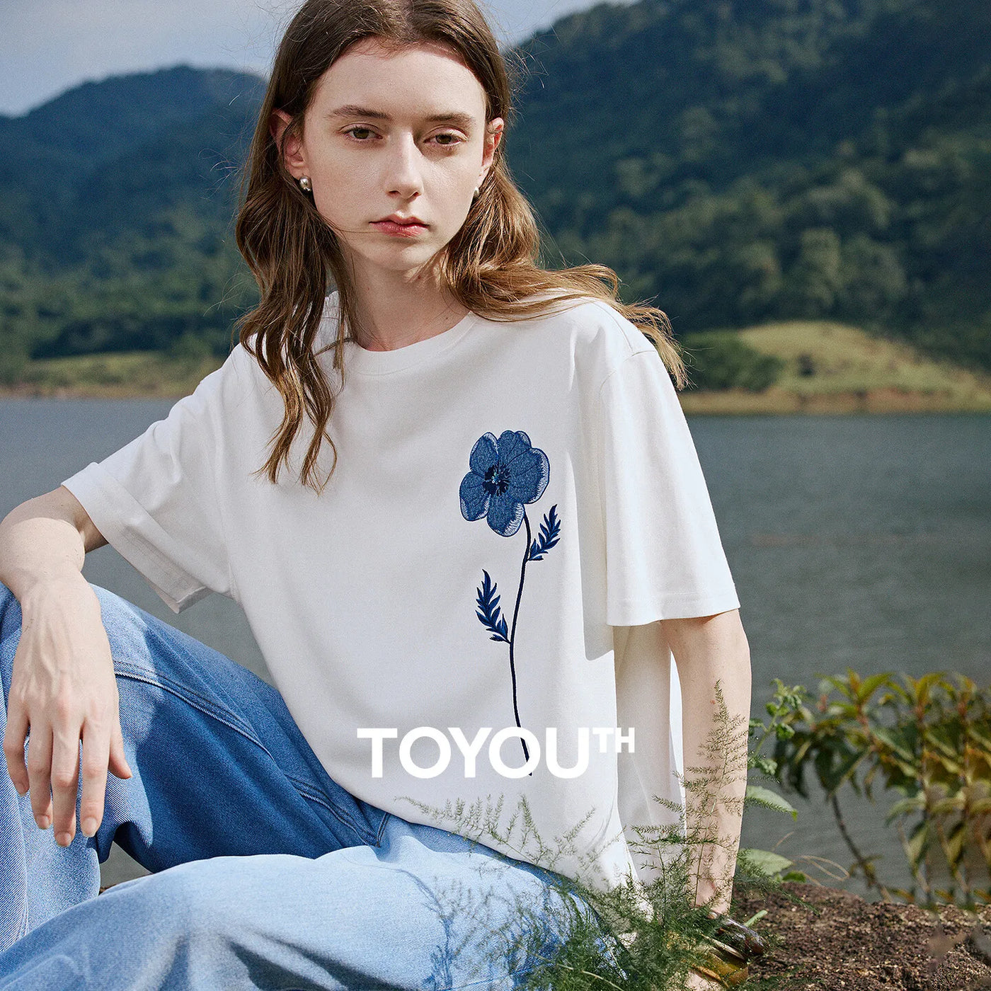 Camiseta Feminina de Algodão com Bordado Papoula Jeans