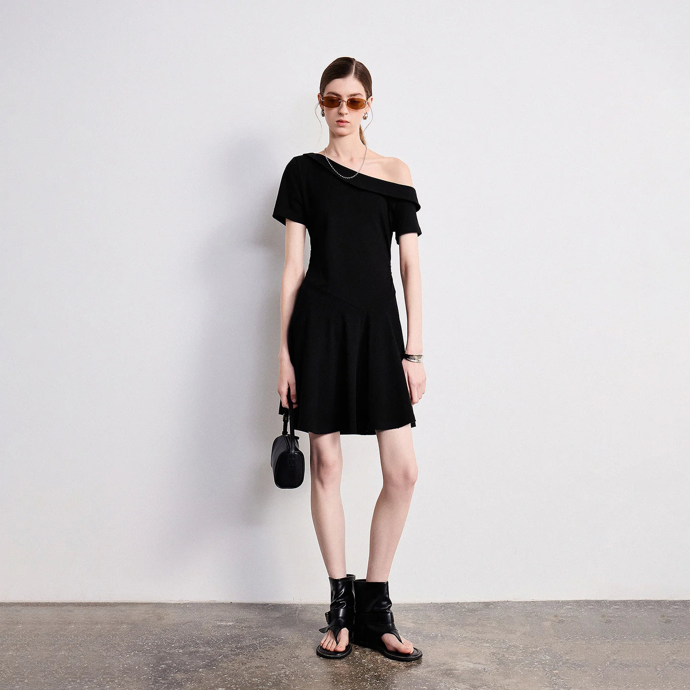 Vestido Curto Assimétrico Ombro a Ombro Preto
