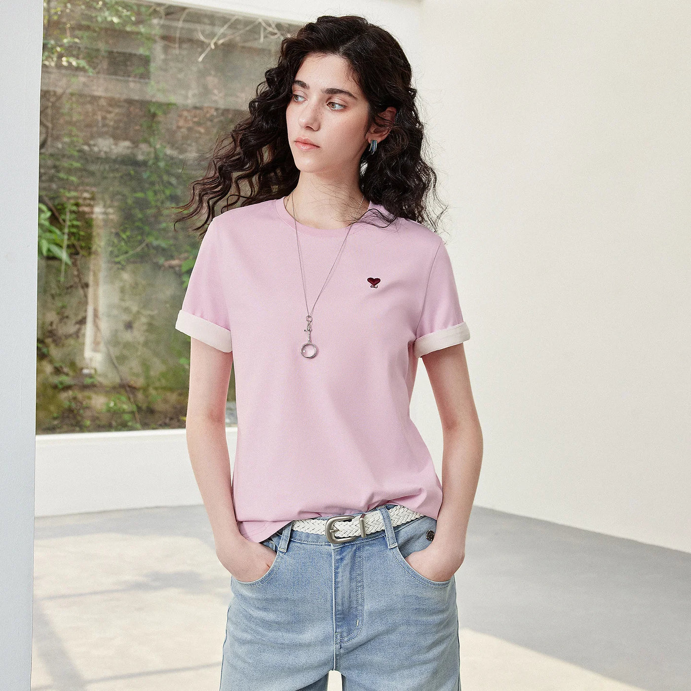 Camiseta Feminina Slim com Bordado de Coração