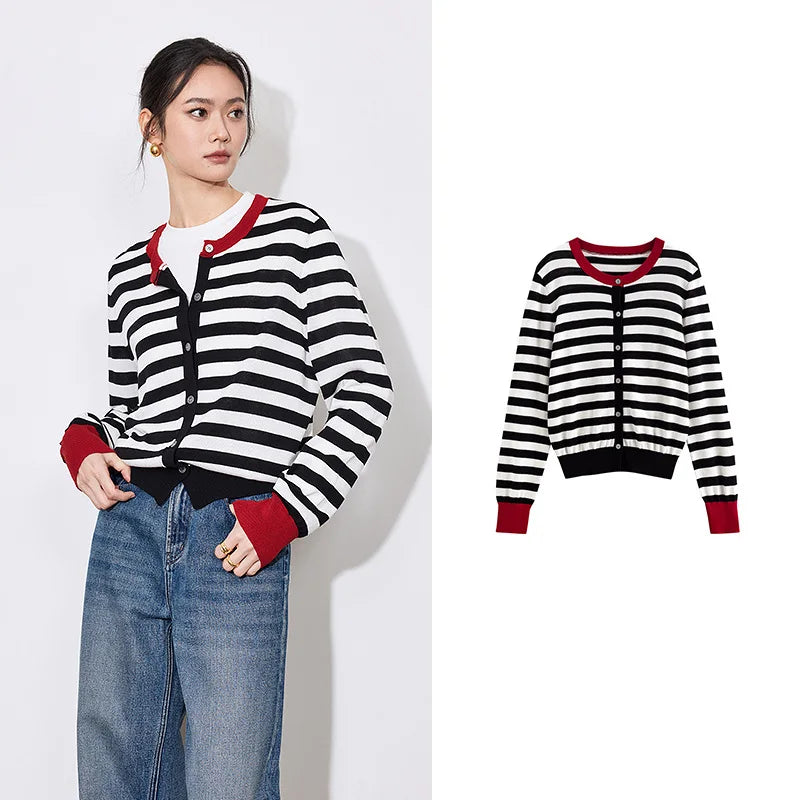 Cardigan Feminino Listrado com Botões e Gola Redonda