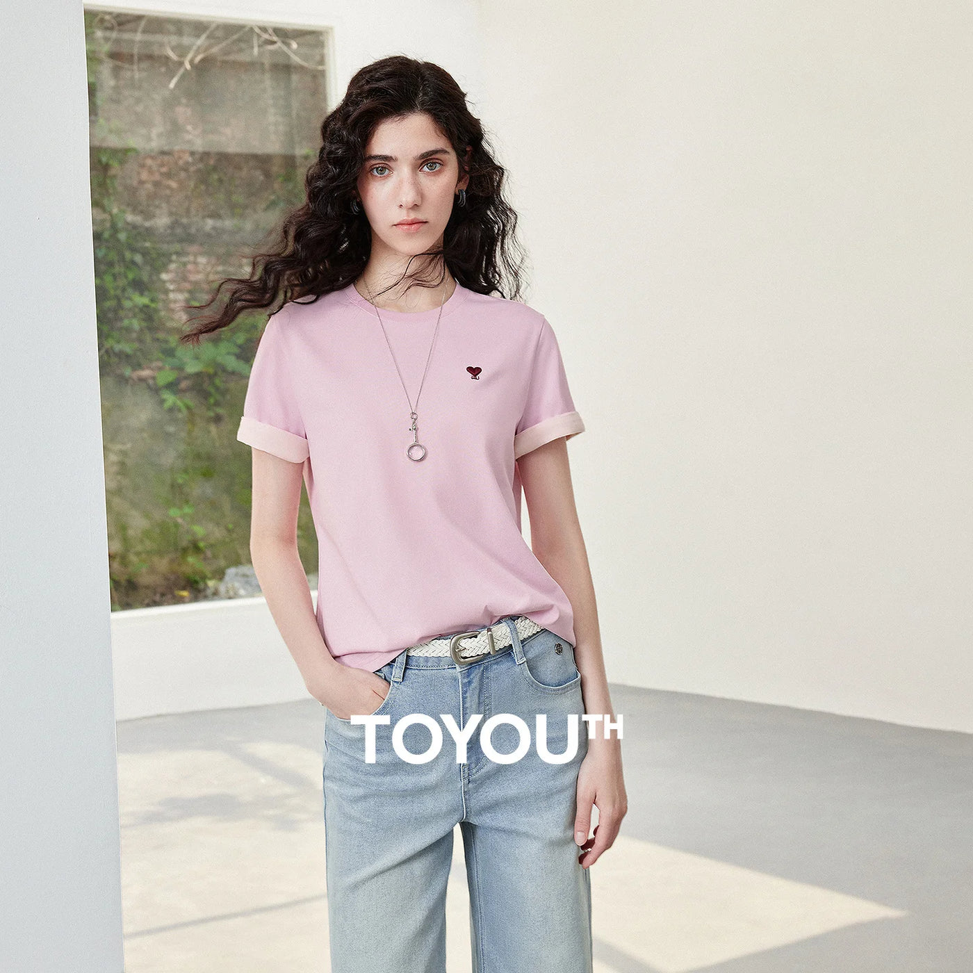 Camiseta Feminina Slim com Bordado de Coração