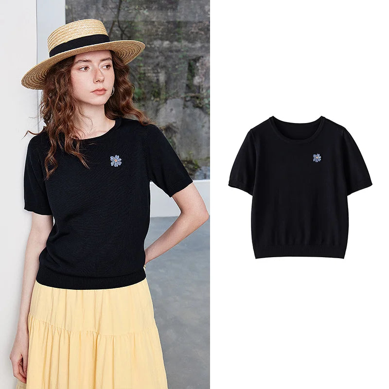 Blusa Feminina de Liocel com Bordado Floral e Gola Redonda
