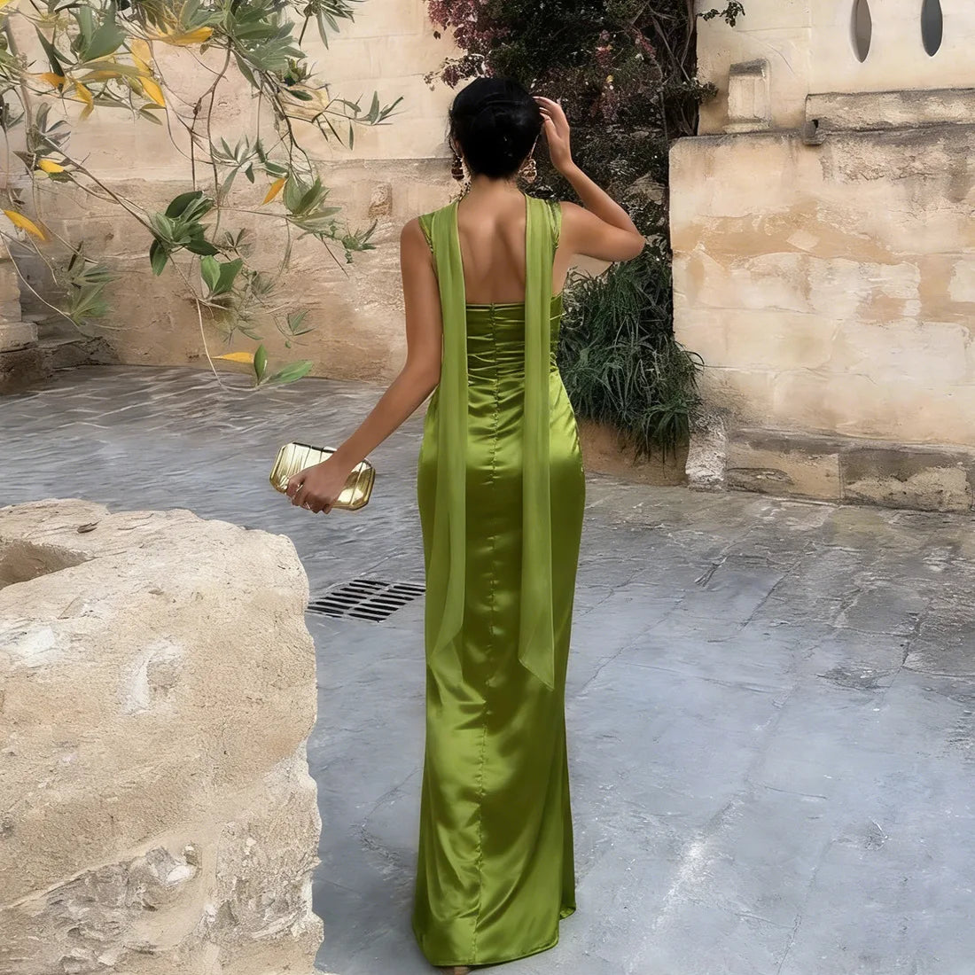 Vestido Longo Feminino de Cetim Verde com Laço e Franzidos