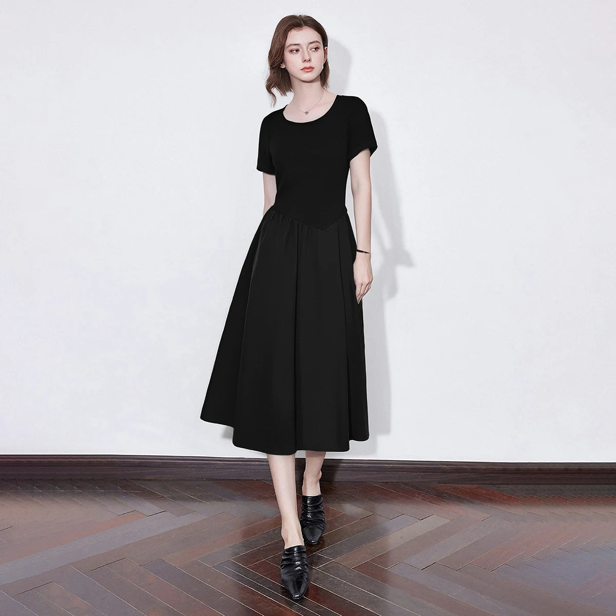 Vestido Midi Preto com Decote Quadrado