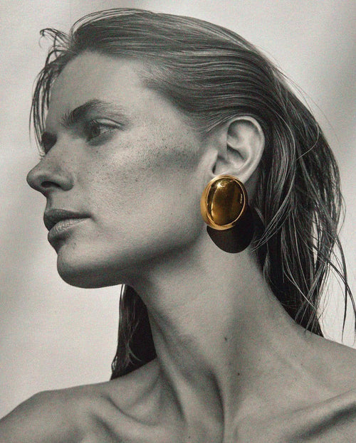 Brinco de Pino Oval Polido com Banho Ouro 18K