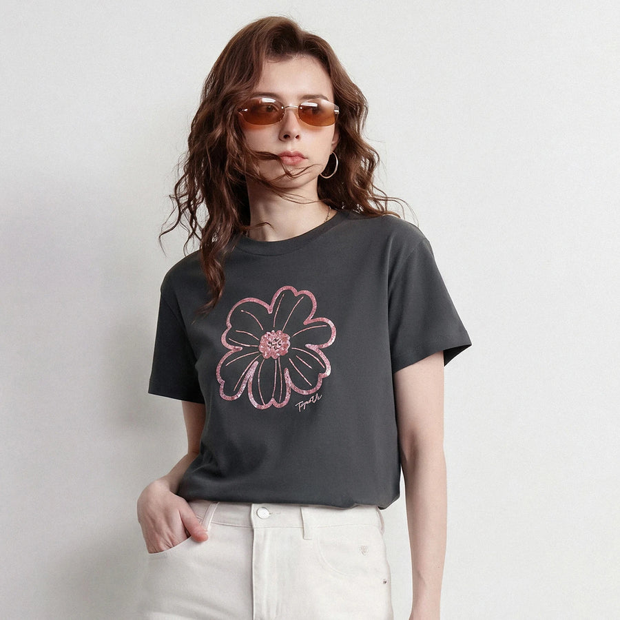 Camiseta Feminina de Algodão com Bordado Floral e Paetê