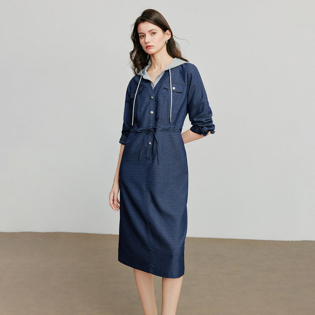 Vestido Utilitário com Capuz e Recortes Efeito Jeans