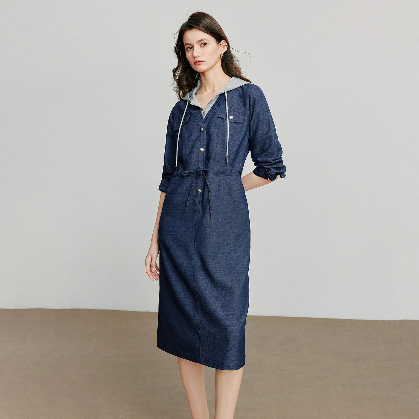 Vestido Utilitário com Capuz e Recortes Efeito Jeans