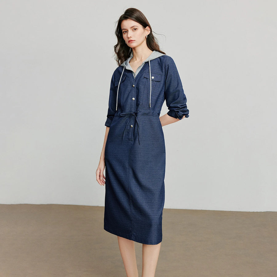 Vestido Utilitário com Capuz e Recortes Efeito Jeans