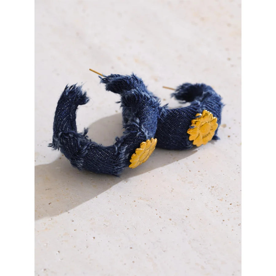 Brinco de Argola Flor em Jeans