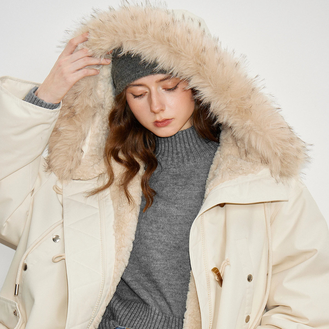 Casaco Puffer Feminino Midi com Capuz e Gola de Pelo Cinza