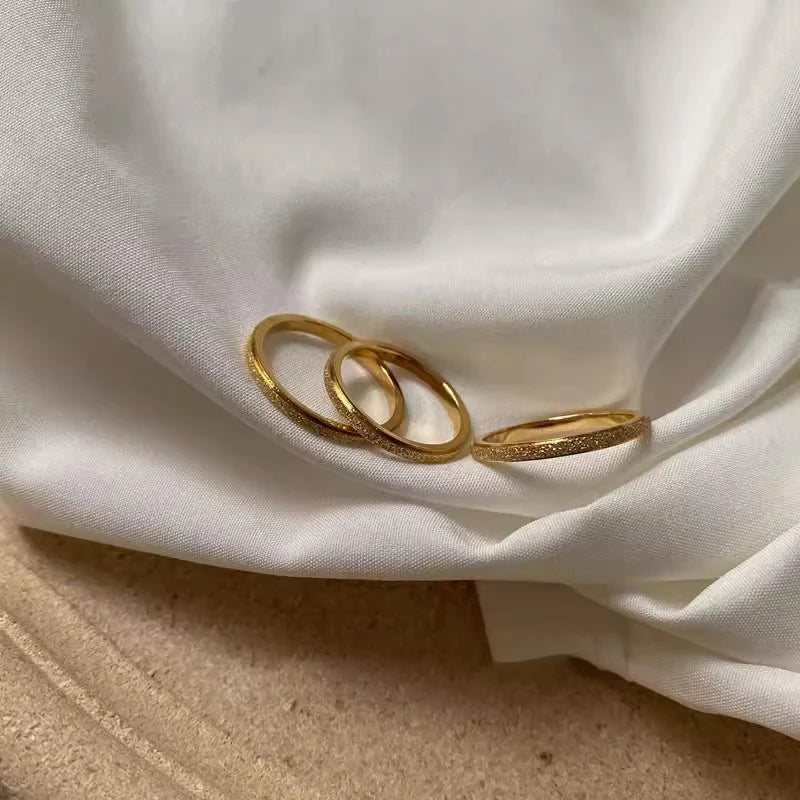 Anel Empilhável Martelado com Banho Ouro 18K