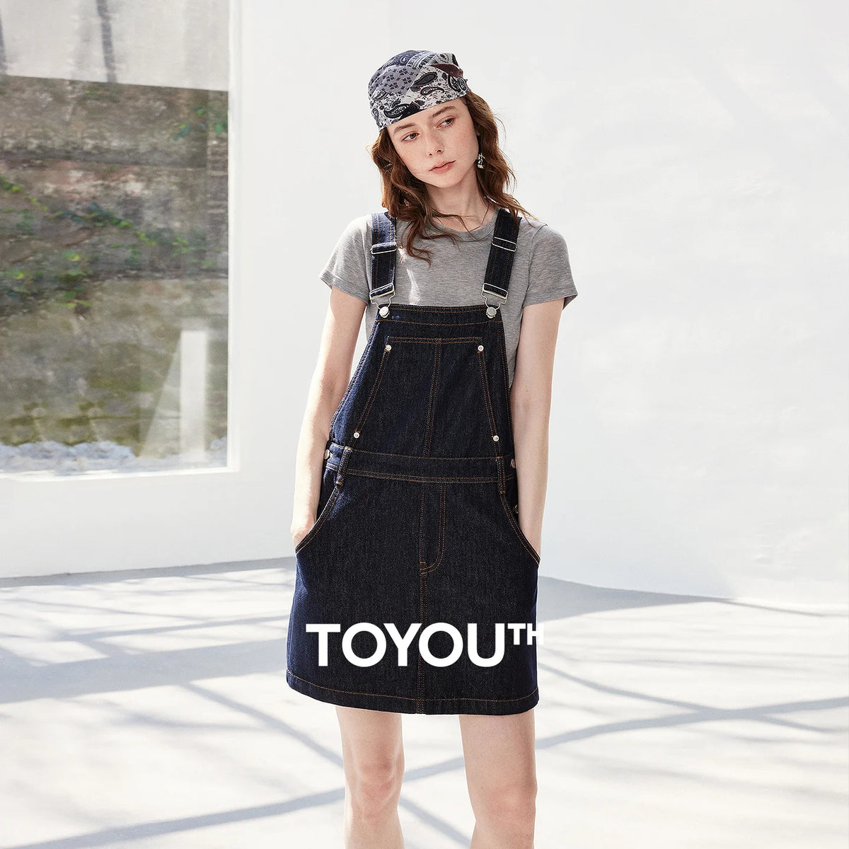 Vestido Jardineira Jeans Curto com Botões
