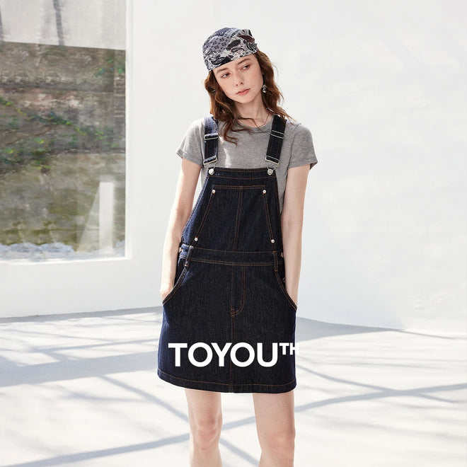 Vestido Jardineira Jeans Curto com Botões