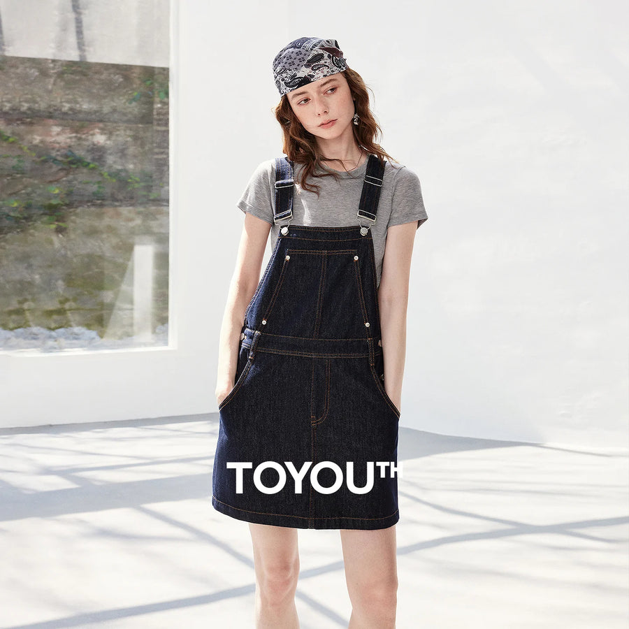 Vestido Jardineira Jeans Curto com Botões