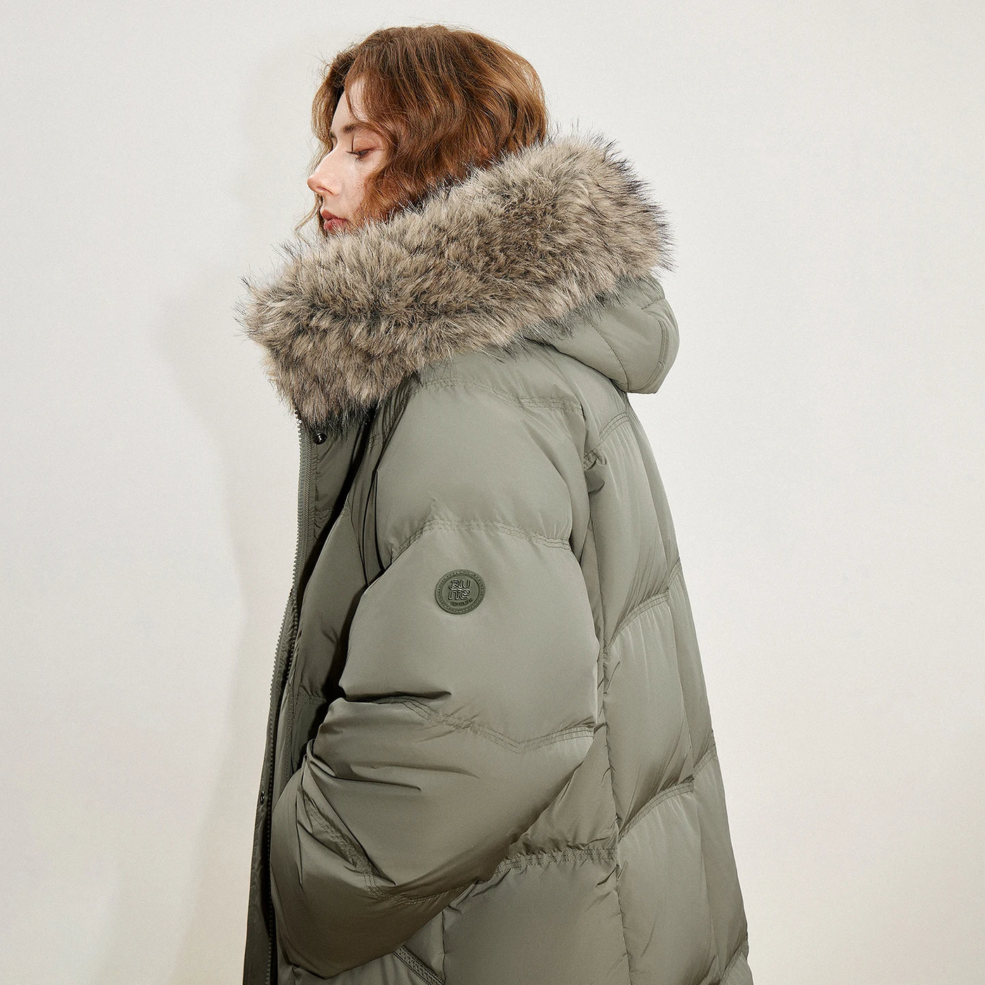 Casaco Puffer Feminino Longo com Capuz e Gola de Pelo