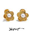 Brinco Flor Texturizada com Pérola Simulada