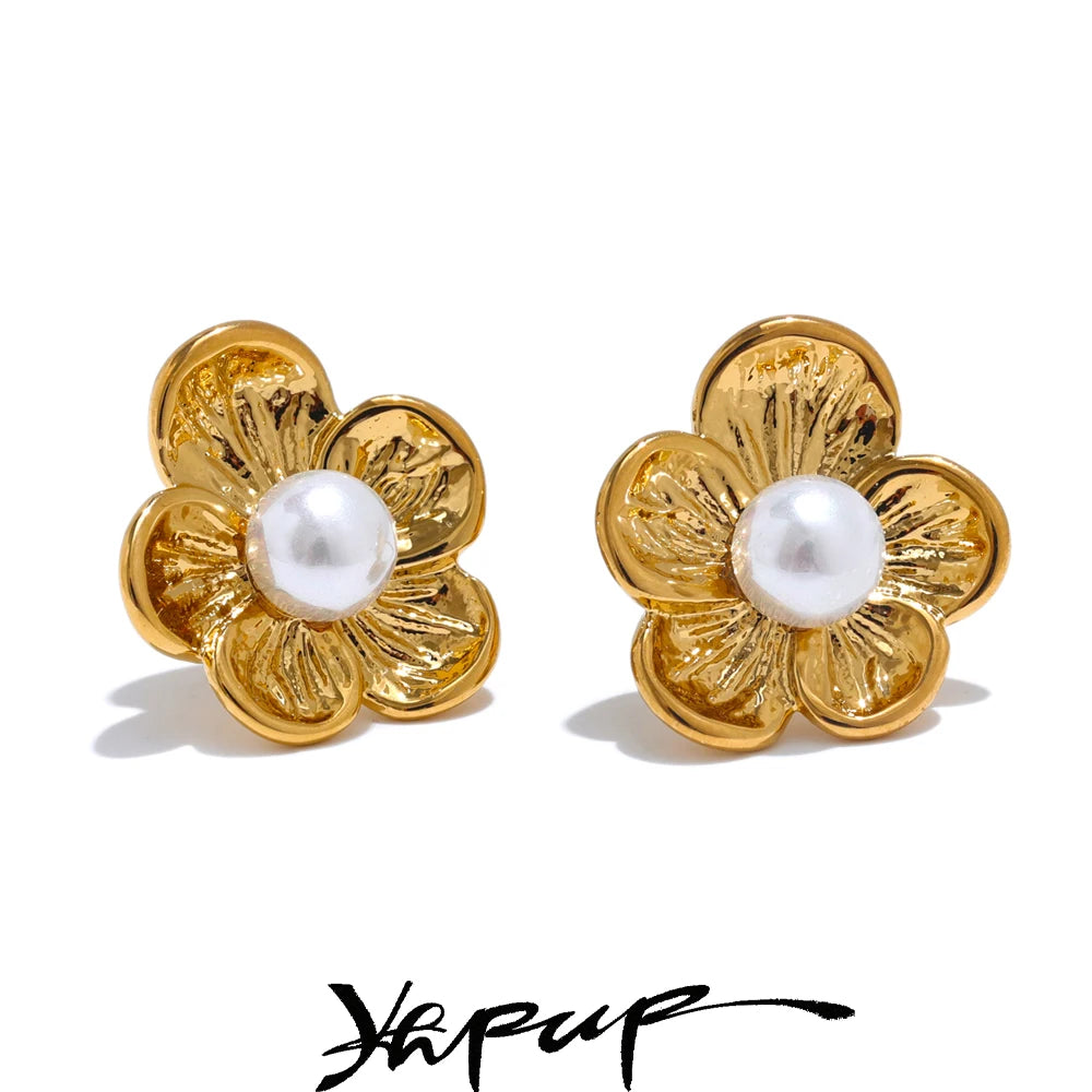 Brinco Flor Texturizada com Pérola Simulada