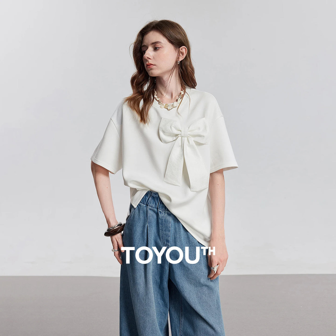 Camiseta Feminina Oversized com Laço e Gola Redonda