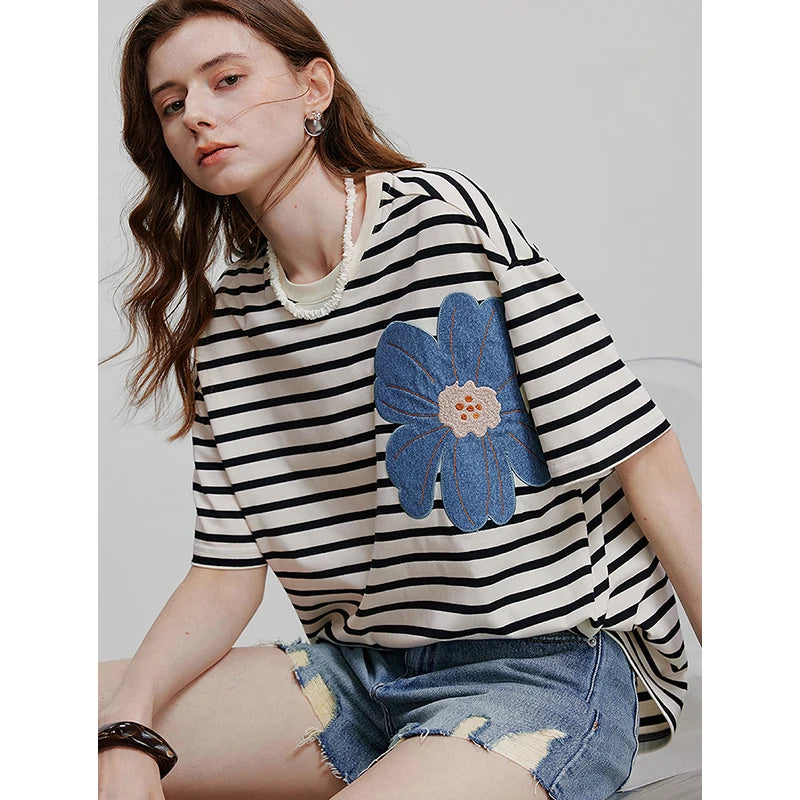 Camiseta Feminina de Algodão com Bordado Floral Delicado