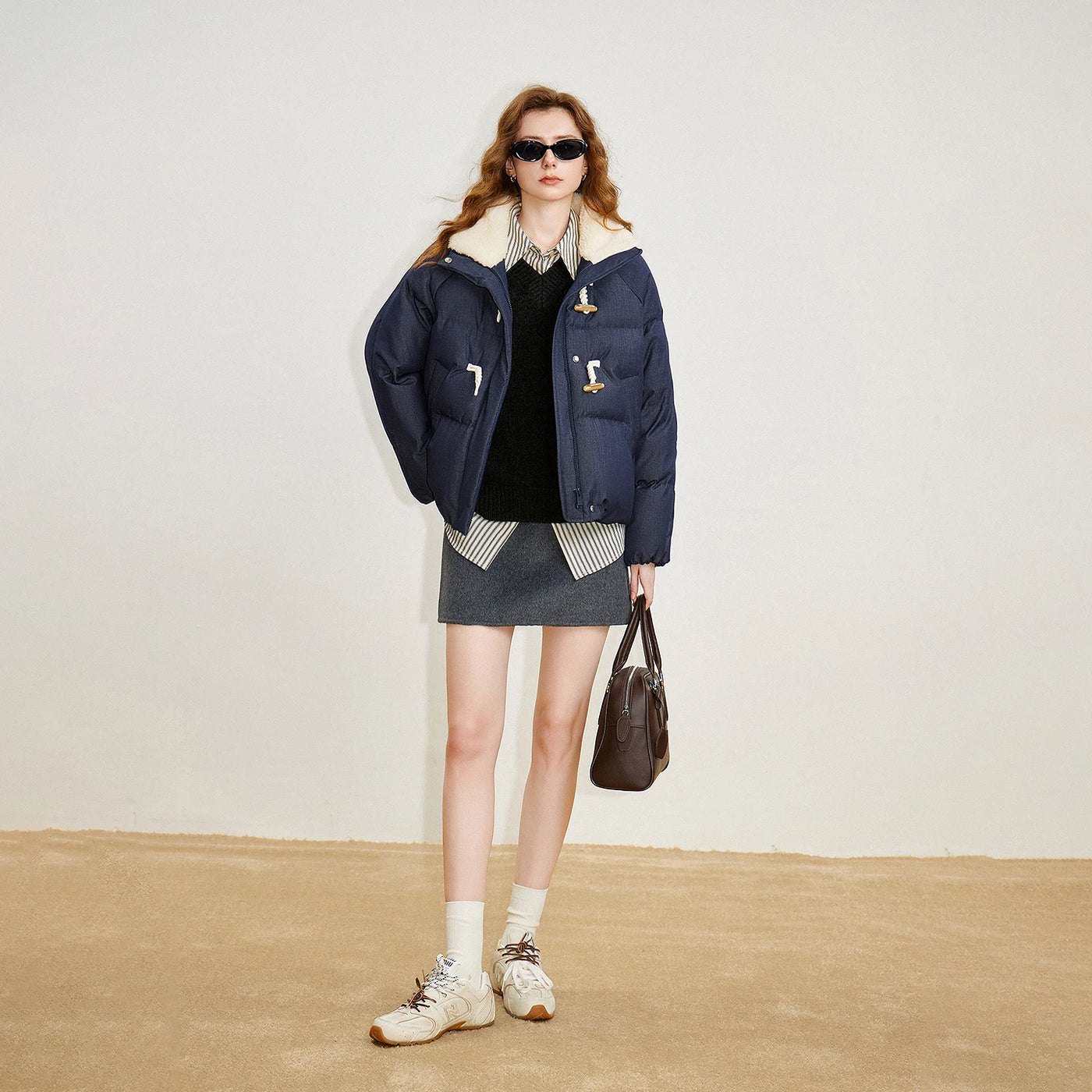 Jaqueta Puffer Feminina Curta com Botões de Chifre