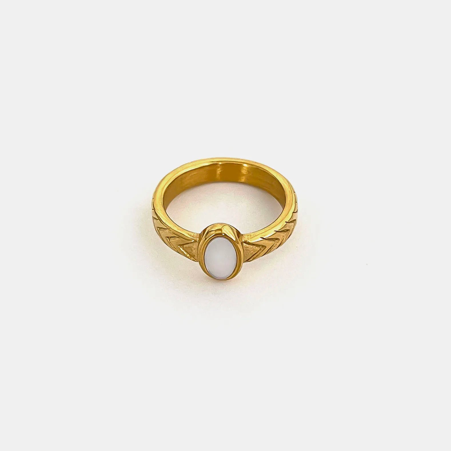 Anel Oval com Madrepérola e Banho Ouro 18K