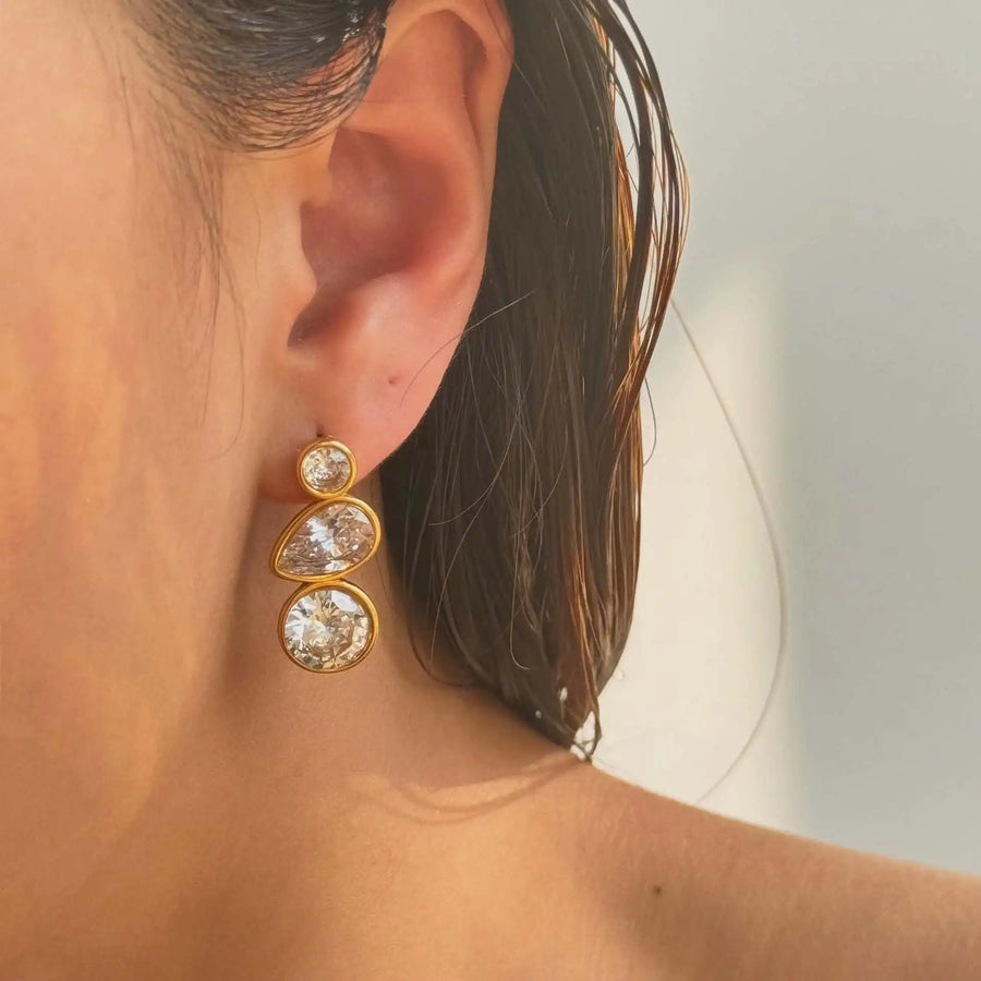 Brinco de Pino Geométrico com Pérola e Banho Ouro 18K
