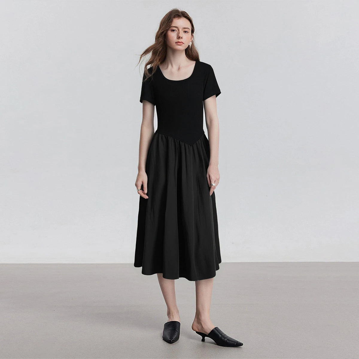 Vestido Midi Preto com Decote Quadrado