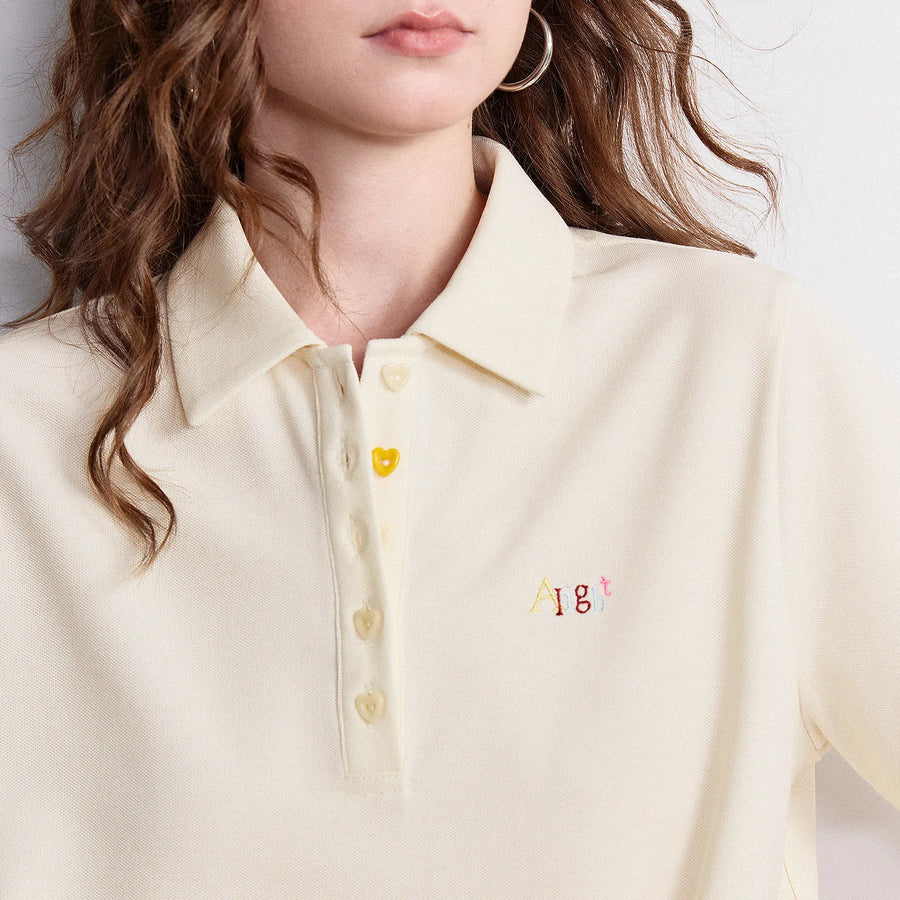 Camiseta Polo Feminina com Botão Coração e Bordado Colorido