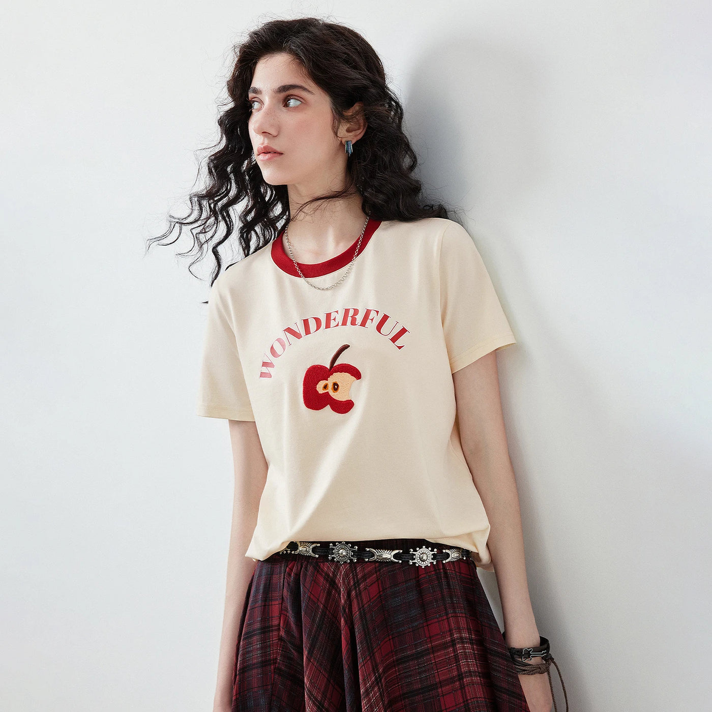 Camiseta Feminina Color Block de Liocel com Bordado Maçã