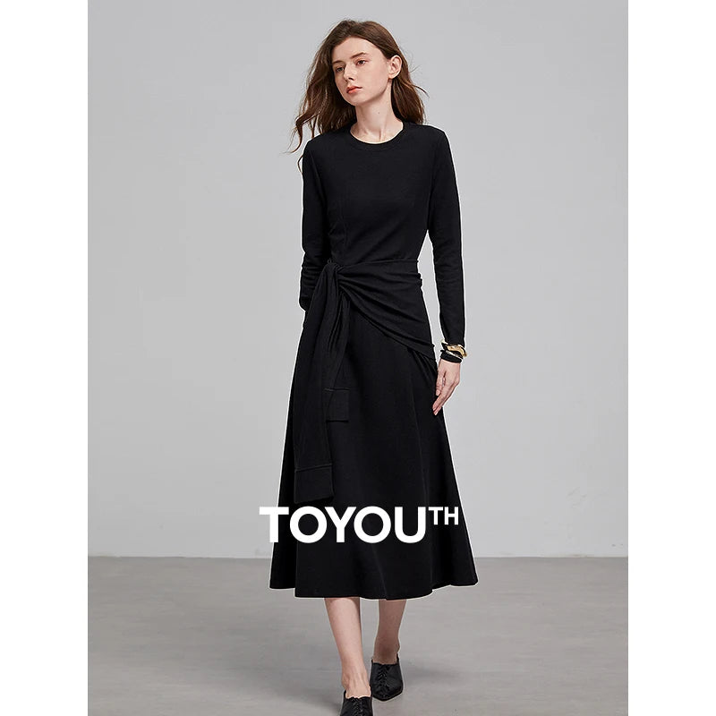 Vestido Midi Preto com Recorte nas Costas e Cintura Marcada