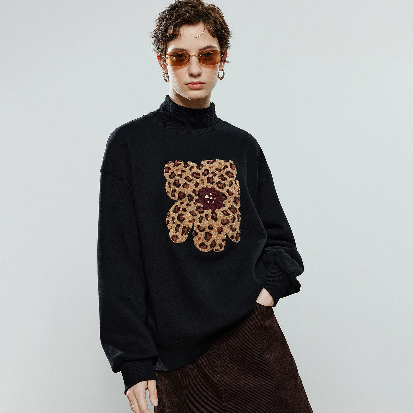 Moletom Feminino com Estampa de Leopardo e Flores Aplicadas