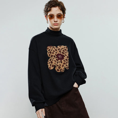 Moletom Feminino com Estampa de Leopardo e Flores Aplicadas