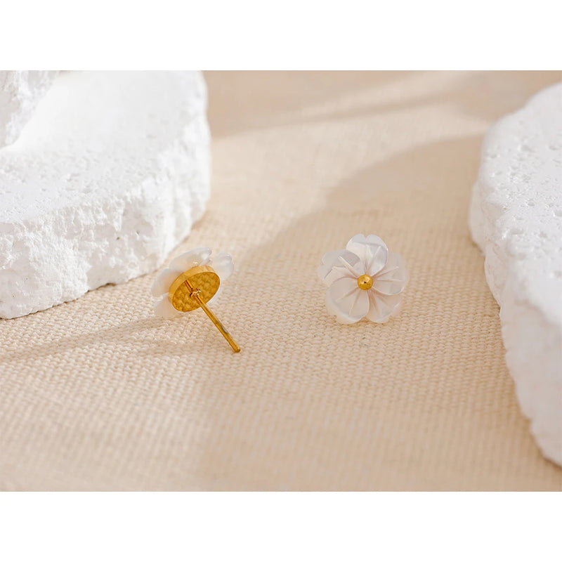 Brinco Flor Romântica com Concha Natural