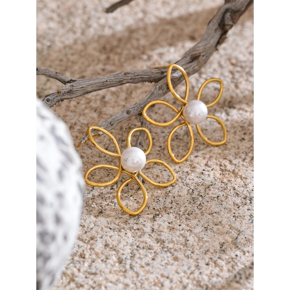 Brinco Flor Vazado com Pérola