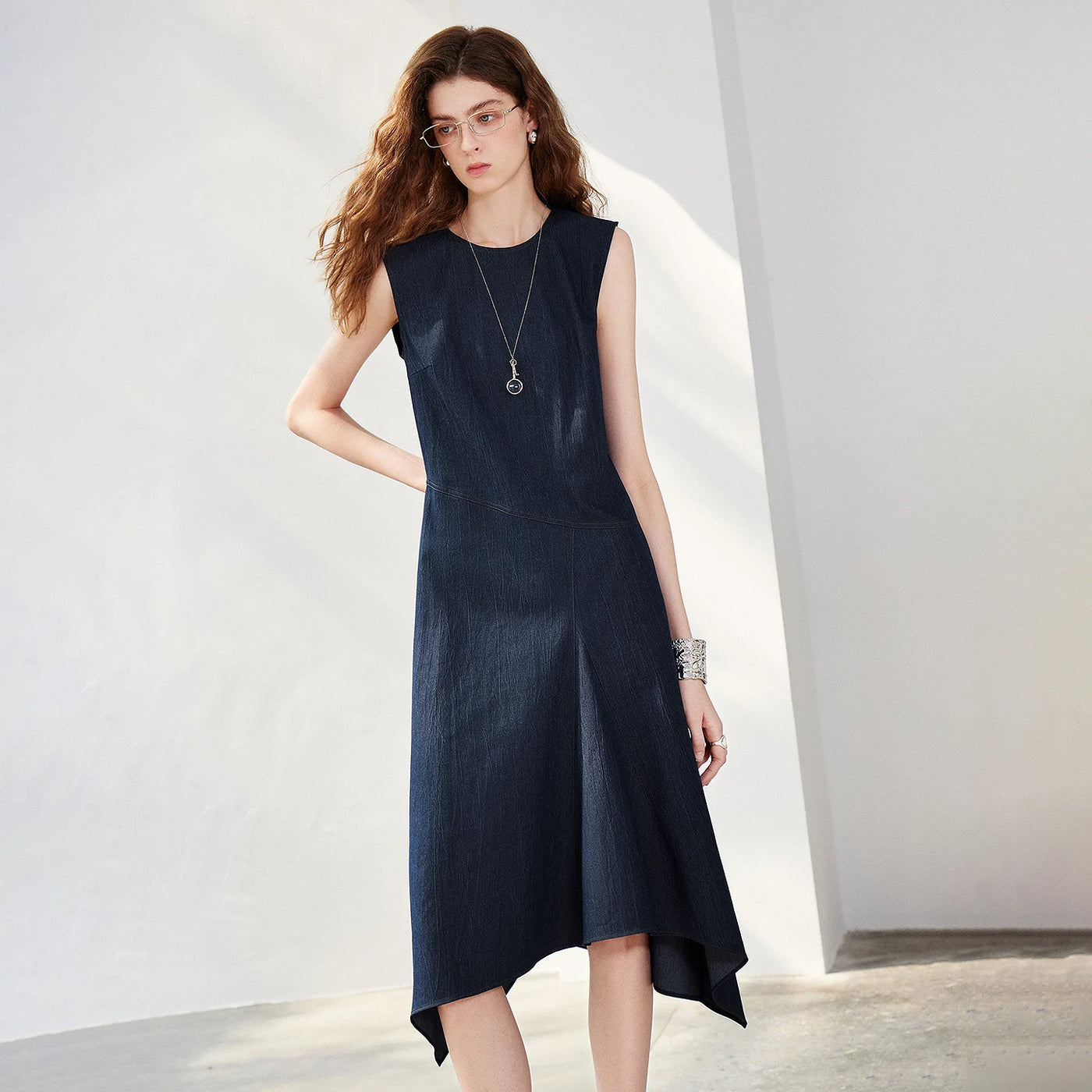 Vestido Jeans Midi Sem Manga com Recortes