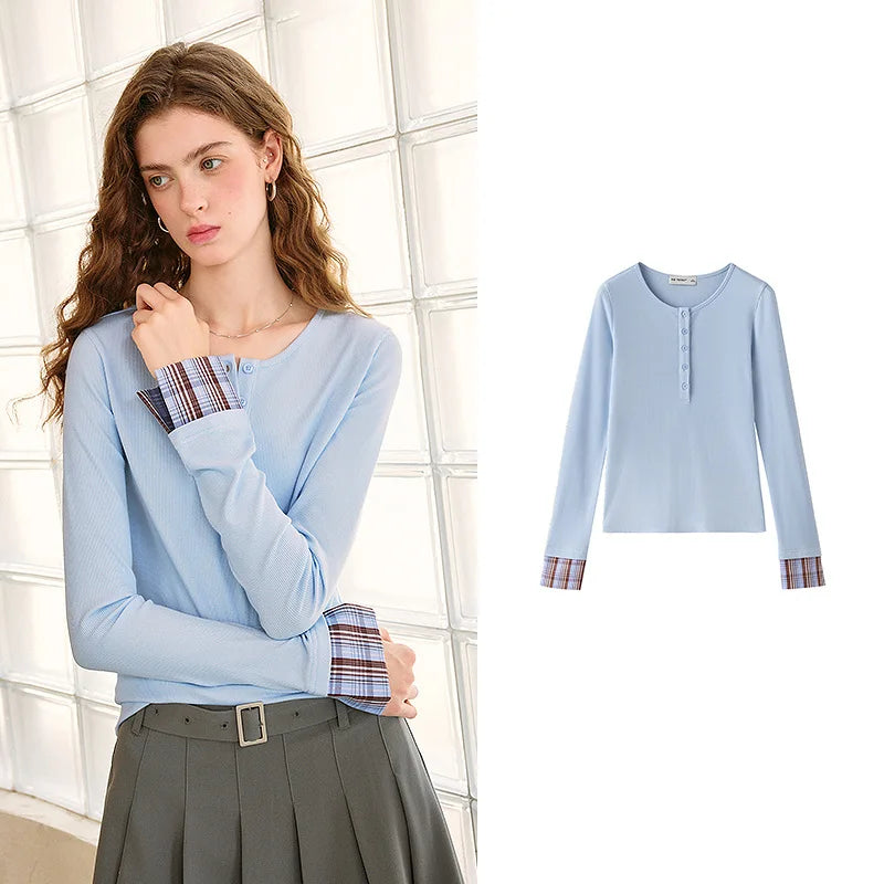 Blusa Feminina Henley Xadrez com Mangas Contrastantes