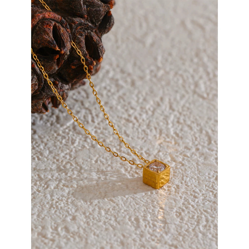 Colar Feminino Quadrado com Zircônia em Aço Inoxidável