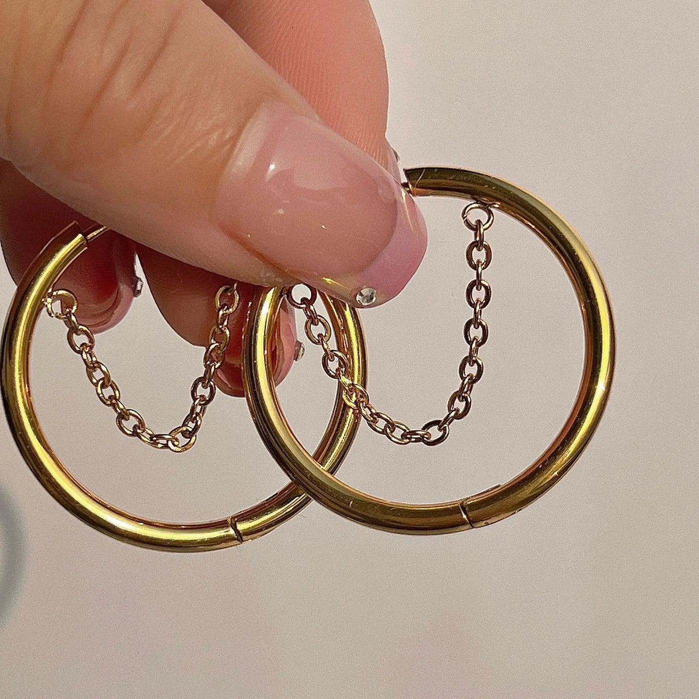 Argola Círculo V com Banho Ouro 18K