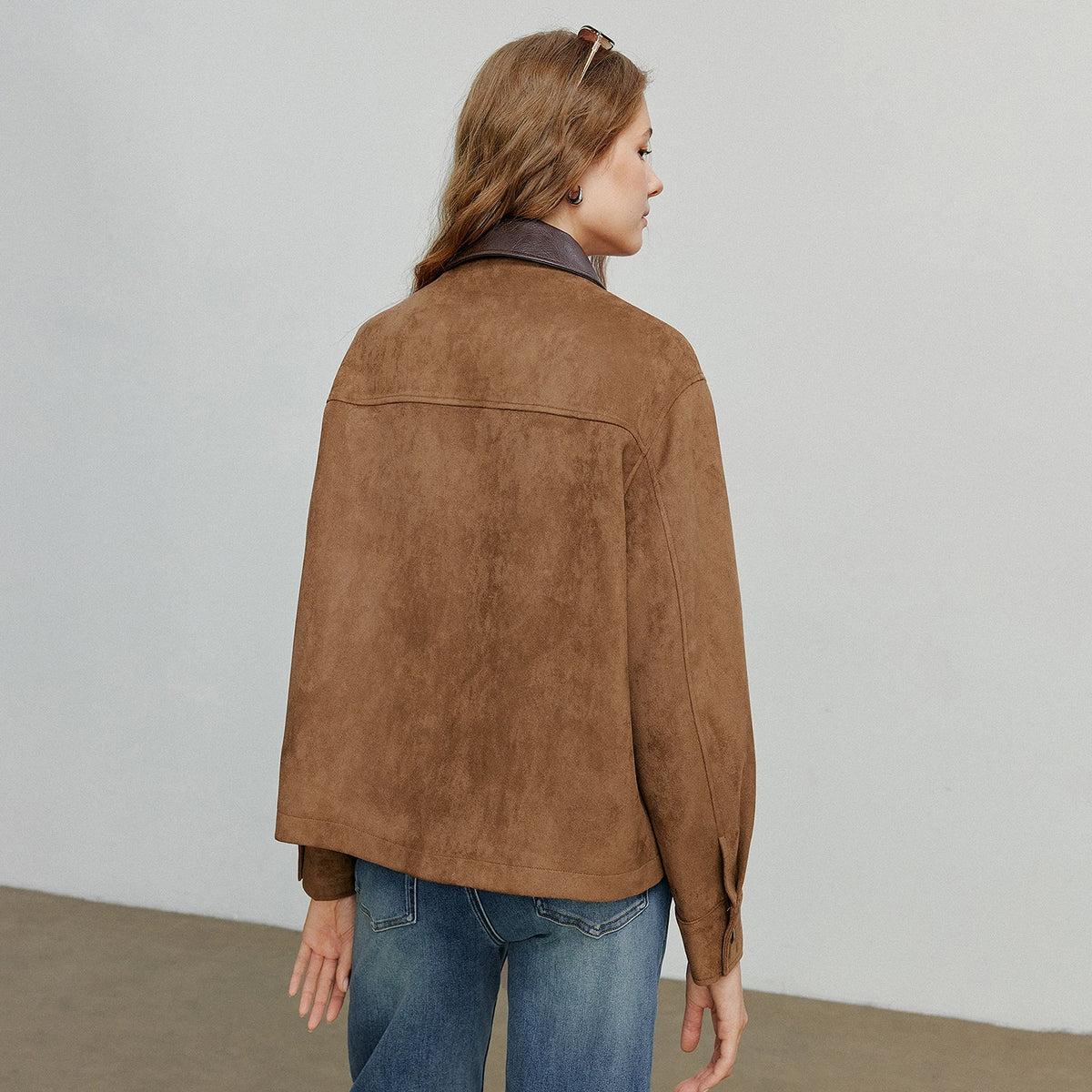 Jaqueta Feminina de Suede Marrom Estilo Barn com Recortes