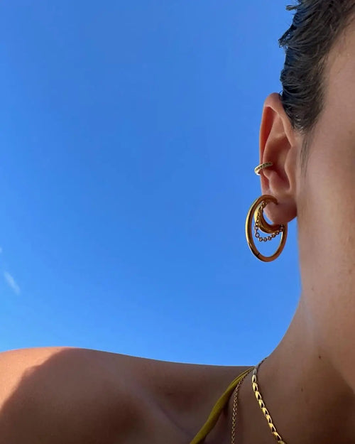 Argola Círculo V com Banho Ouro 18K
