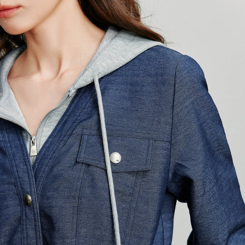 Vestido Utilitário com Capuz e Recortes Efeito Jeans