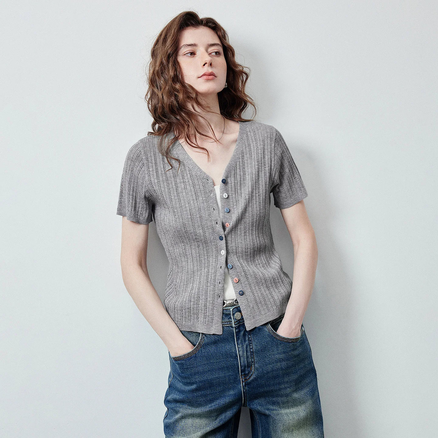 Cardigan Feminino de Linho com Botões Coloridos e Vazados