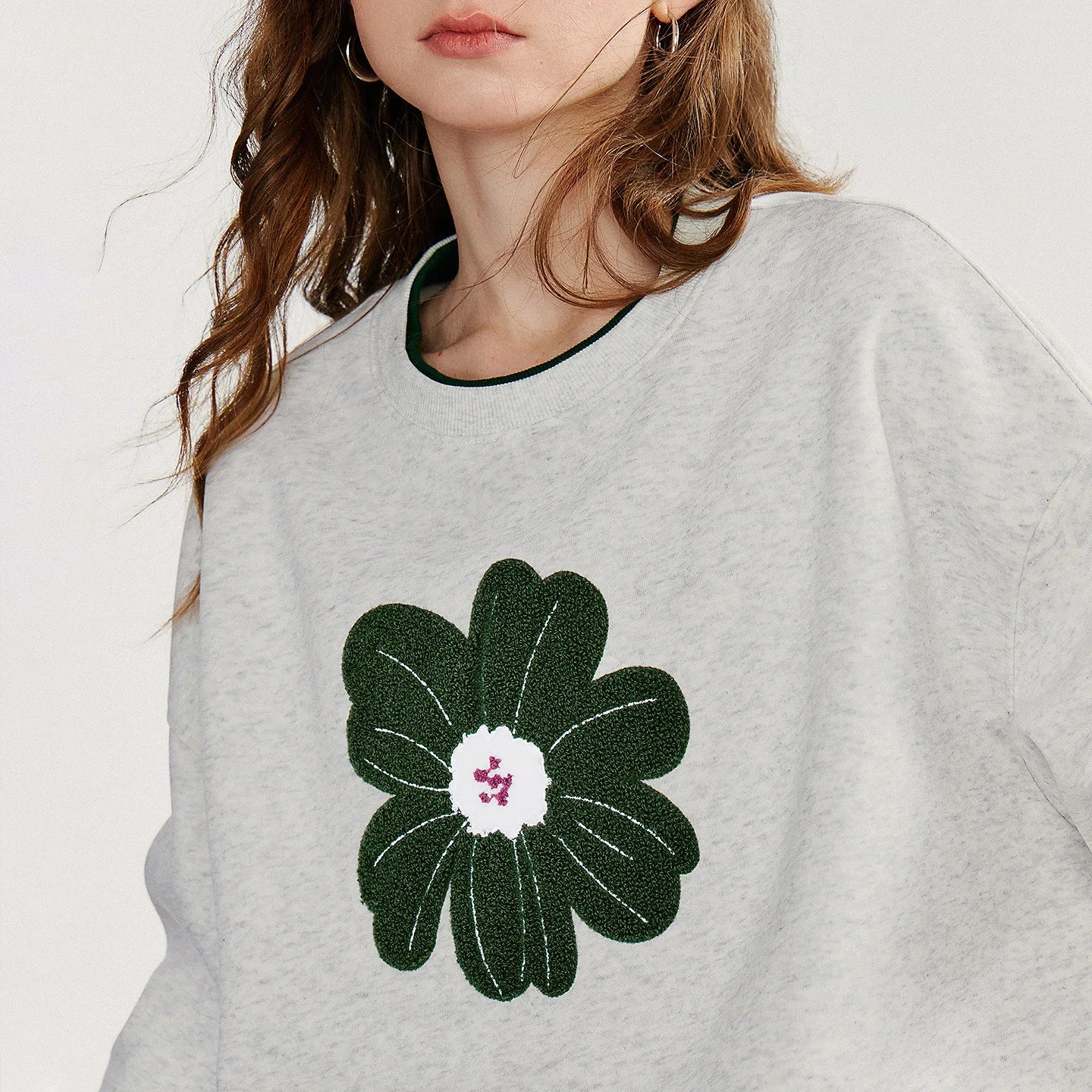 Moletom Feminino com Flor de Veludo Bordada