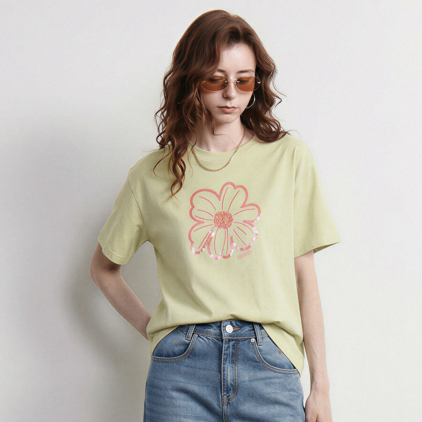 Camiseta Feminina de Algodão com Bordado Floral e Paetê
