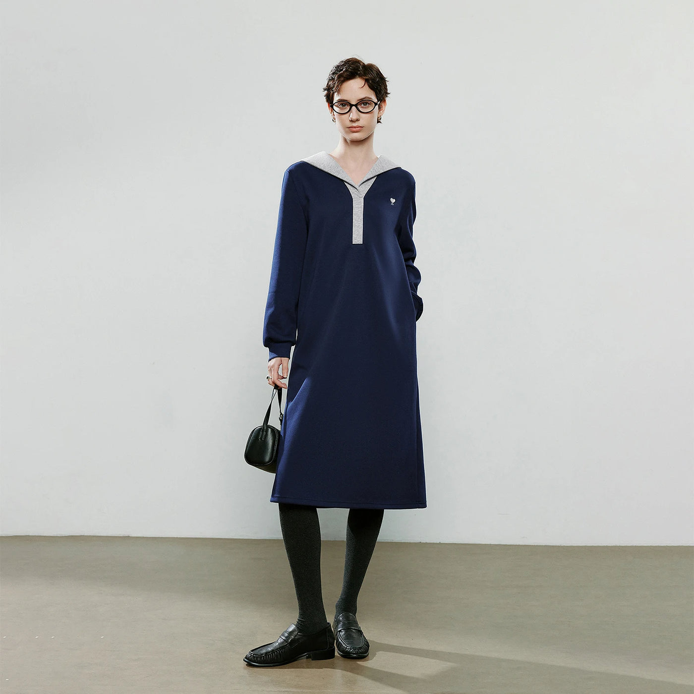 Vestido Moletom Midi com Gola Marinheiro e Bordado