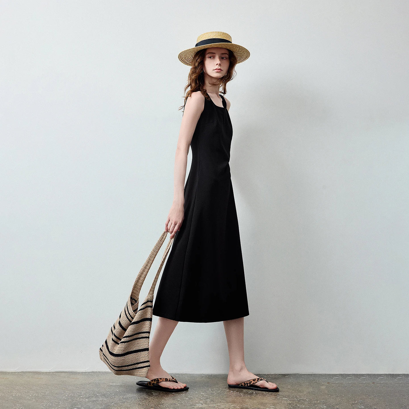 Vestido Preto Midi com Decote Quadrado
