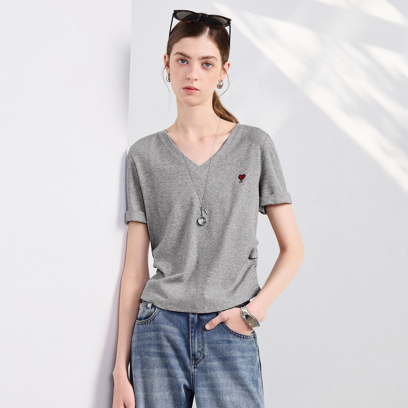 Blusa Feminina Cropped Slim com Decote V e Pregas