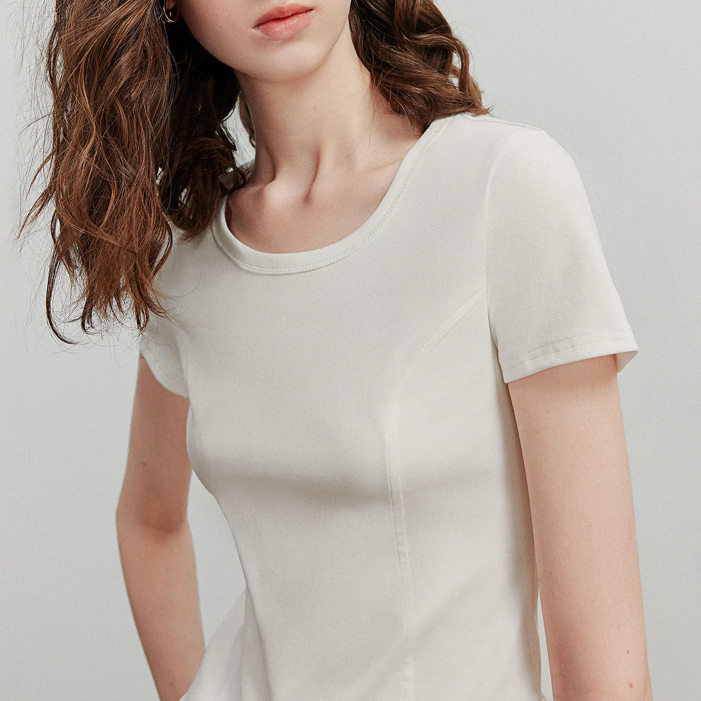 Camiseta Feminina Slim com Recortes e Manga Curta